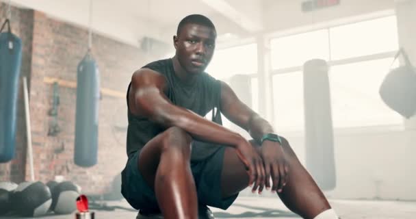 锻炼或剧烈运动后呼吸的疲惫黑人男子的体格 体格和脸部 肖像或非洲健美运动员在运动中心汗流浃背 — 图库视频影像