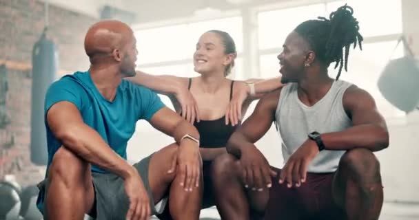 健身教练 一组人和健身房一起进行锻炼 训练和团队合作 一起休息 谈话和计划 多样化中的男女体育朋友和讨论运动或支持 — 图库视频影像