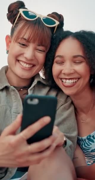 Счастливые Друзья Женщины Смеются Телефоном Открытом Воздухе Социальных Медиа Шутка — стоковое видео