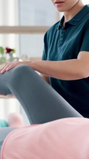 Terapia Fizică Durerea Piciorului Fizioterapeutul Femeia Clinică Pentru Recuperarea Sau — Videoclip de stoc