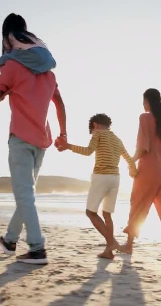 Rodzina Rodzice Dzieci Spacerujące Plaży Piasku Letnie Wakacje Wakacje Wellness — Wideo stockowe