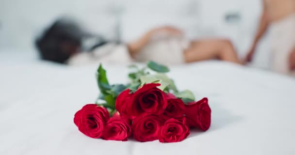 Paar Rode Rozen Liggend Bed Voor Liefde Jubileum Valentijnsdag Romantiek — Stockvideo