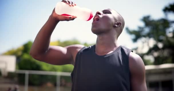 Homem Bebida Água Para Esporte Livre Fora Corpo Para Competição — Vídeo de Stock