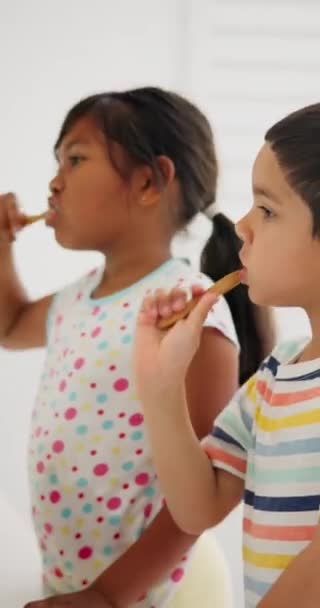 Saudara Anak Anak Atau Sikat Gigi Kamar Mandi Untuk Kebersihan — Stok Video