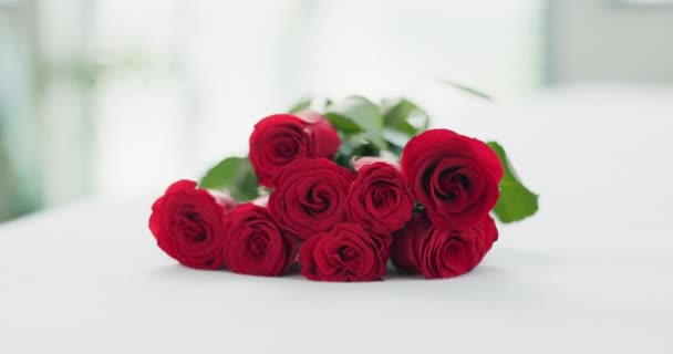 Romans Kwiaty Róże Łóżku Miłości Walentynki Obchody Rocznicy Miesiąc Miodowy — Wideo stockowe