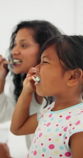 在浴室里为母亲 孩子和刷牙 以保证牙齿的卫生 健康或在家中的日常活动 用牙膏 口腔保健或家庭用环保竹子牙刷清洁母亲 女孩或儿童 — 图库视频影像
