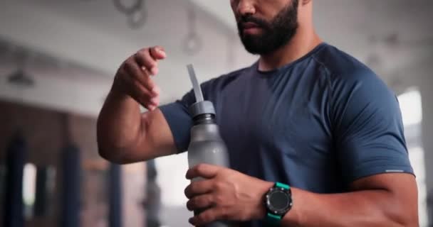 Fitness Fles Man Drinkwater Sportschool Voor Oefening Break Intens Prestatieherstel — Stockvideo