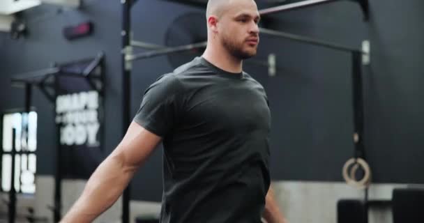 Fitness Moc Muž Tělocvičně Skákání Pro Zdraví Wellness Body Building — Stock video