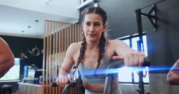 Fitness Spinning Klass Och Kvinna Gym För Träning Intensiv Träning — Stockvideo