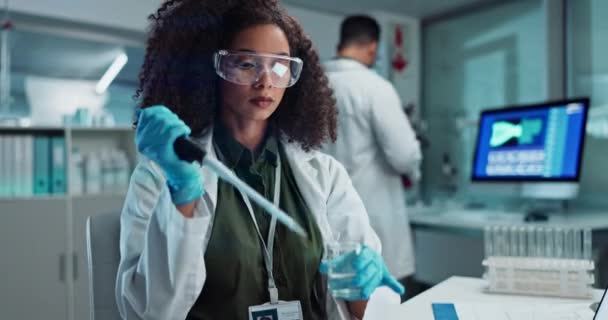 Científico Pipeta Mujer Con Vaso Precipitados Para Química Investigación Experimento — Vídeos de Stock