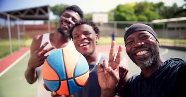 Amigos Selfie Cara Feliz Por Baloncesto Cancha Señal Paz Entrenamiento — Vídeo de stock