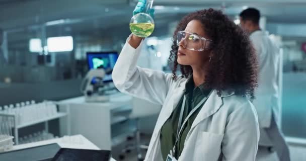 Científico Mujer Química Con Portátil Laboratorio Para Experimento Química Muestra — Vídeos de Stock