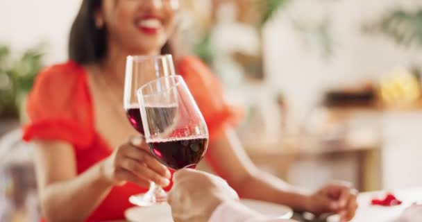 バレンタインデー 恋愛の日にお祝いのための乾杯の手 ワインと人々 特別なイベントや記念チアのための飲み物との接続 コミットメント カップル — ストック動画