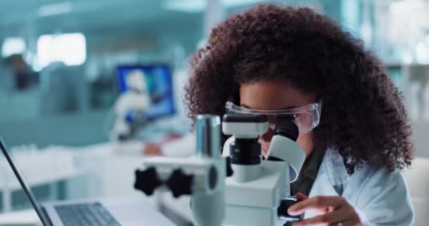 Cientista Mulher Microscópio Com Computador Para Pesquisa Laboratorial Teste Investigação — Vídeo de Stock