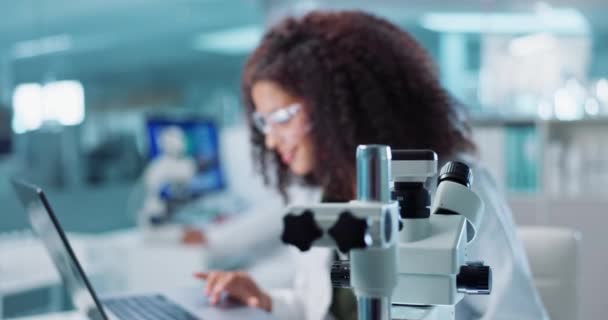 ラップトップ 女性または科学者 顕微鏡または化学報告書または医学検査のフィードバックのための実験室で ウェブサイト上のオンライン医学開発ニュースのためのバクテリア タイピングまたは科学更新 — ストック動画