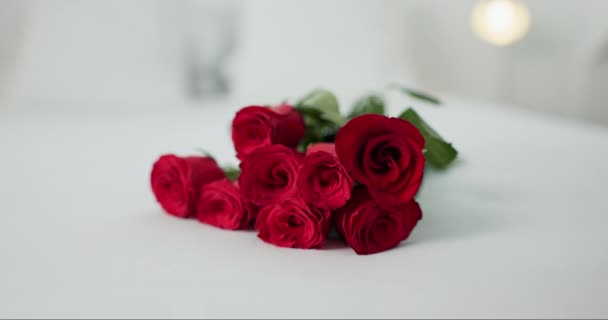 情人节 结婚纪念日和蜜月纪念日 浪漫的爱情 鲜花和玫瑰在卧室里绽放 红玫瑰 花束和小花在床上的特写 以换取浪漫的约会 场合和家里的奢华 — 图库视频影像