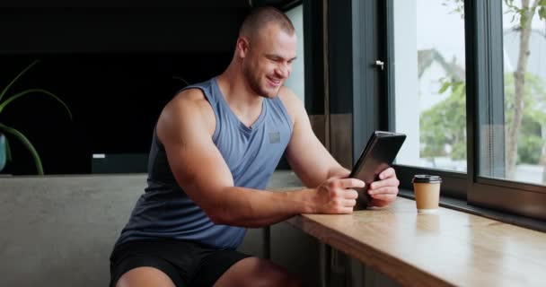 Fitness Człowiek Tablet Pisania Uśmiech Połączenie Trening Post Blog Ćwiczeń — Wideo stockowe