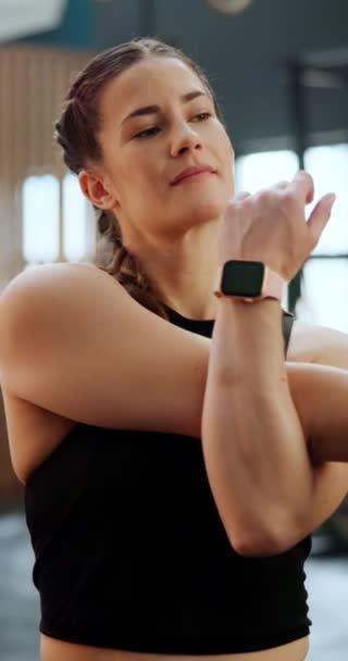 Fitness Gym Och Kvinna Stretching Armar För Muskelträning Eller Träning — Stockvideo