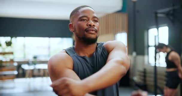 俱乐部和黑人男人伸出手来 为健康的身体 健康或在健身房锻炼 为运动员的灵活性 运动或体育活动进行热身 训练和认真的非洲个人锻炼 — 图库视频影像