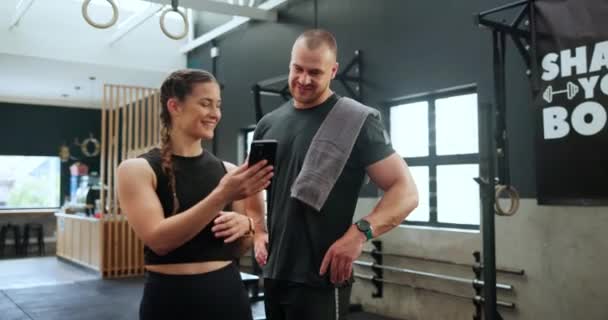 体育和在健身房和网络联系的夫妇的锻炼项目 在健康中心 男女运动员在手机上一起锻炼时的微笑 健康和年轻 — 图库视频影像
