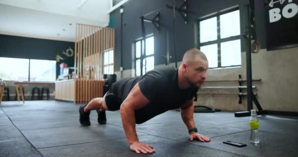健身和推举在健身房的锻炼 力量或锻炼在地板上的耐力 健身俱乐部的活跃男性 健美运动员或举重健美运动员的手臂 胸部或二头肌 — 图库视频影像