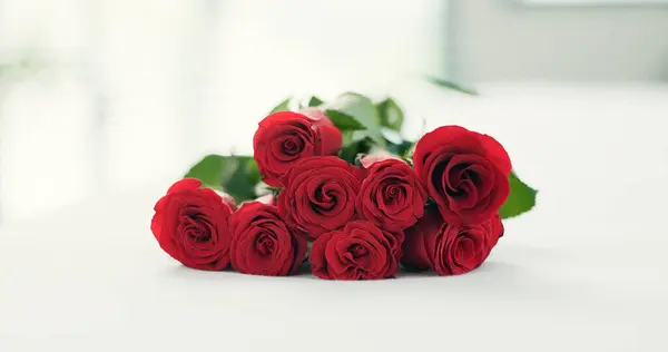 Romance Flores Rosas Cama Por Amor Día San Valentín Celebración —  Fotos de Stock