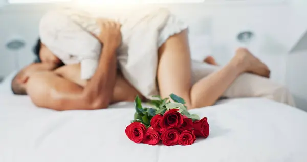 Casal Rosas Vermelhas Deitado Cama Para Aniversário Amor Dia Dos — Fotografia de Stock