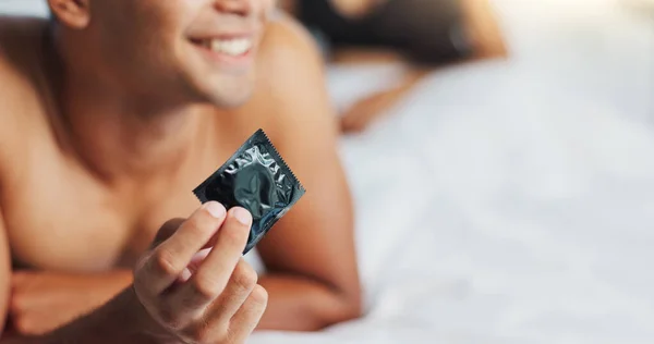 Homem Preservativo Contracepção Para Segurança Quarto Sorriso Orgulho Para Escolha — Fotografia de Stock