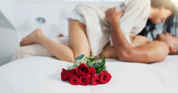 Çift Kırmızı Güller Yıldönümü Için Yatakta Yatmak Aşk Sevgililer Günü — Stok fotoğraf