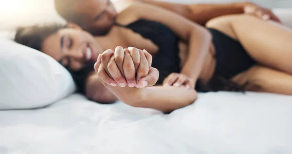 Casal Mãos Dadas Acordar Cama Com Feliz Amor Apoio Juntos — Fotografia de Stock