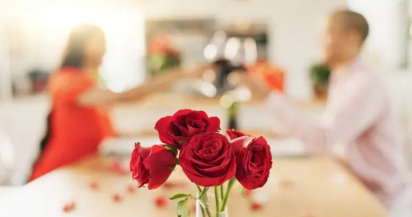 Pár Růží Toastů Doma Vínem Oslavu Lásky Romantiky Valentýna Lidé — Stock fotografie