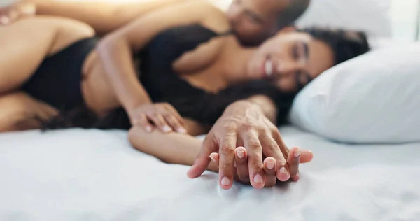 Casal Feliz Relaxe Mãos Dadas Cama Por Amor Manhã Romance — Fotografia de Stock