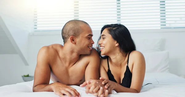 Casal Feliz Relaxar Beijar Cama Por Afeto Romance Matinal Amor — Fotografia de Stock