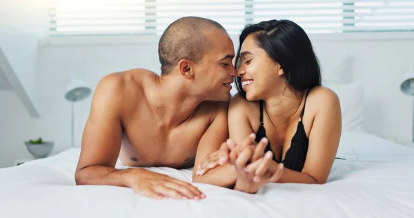 Glada Par Slappna Och Kyssas Sängen För Intimitet Morgonromantik Eller — Stockfoto