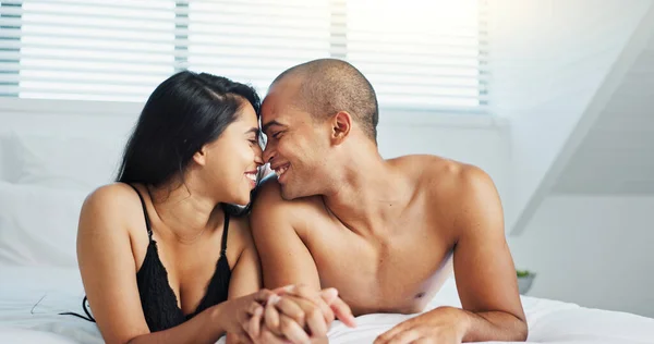 Ευτυχισμένο Ζευγάρι Χαλαρώστε Και Φιλιά Στο Κρεβάτι Για Οικειότητα Πρωινό — Φωτογραφία Αρχείου