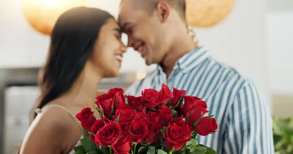 Pareja Flores Beso Para Celebración Del Aniversario Matrimonio Lealtad Compromiso —  Fotos de Stock