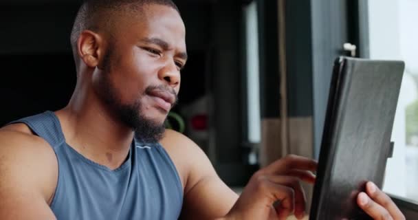 Spor Siyahi Adam Yazma Düşünme Haberlerle Iletişim Kurma Egzersiz Için — Stok video
