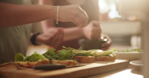 Pareja Manos Sal Pan Para Cocinar Condimentar Preparar Comida Merienda — Vídeos de Stock