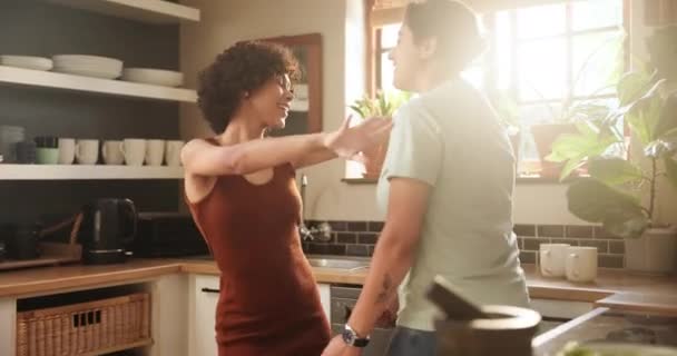 Zuhause Tanzendes Und Lesbisches Paar Mit Liebe Unterstützung Und Glück — Stockvideo