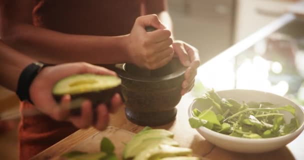 Руки Еда Пара Кухне Авокадо Салат Вегетарианская Еда Подготовки Крупным — стоковое видео