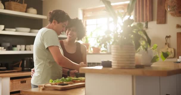 Vrouw Lesbisch Stel Koken Ontbijt Keuken Met Brood Voor Maaltijd — Stockvideo