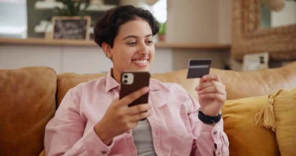 クレジットカードと家庭のオンラインショッピングのための電話 Eコマースのサインアップとフィンテックの支払い インターネットバンキング ファイナンス またはソファーでのローン登録のためのモバイルで幸せな若者や学生 — ストック動画
