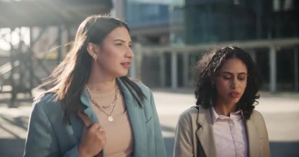 ウォーキング 話し合い ビジネスの女性が話し合い 会話し 朝通勤で話す ネットワーキングのための都市都市の企業オフィス チームワークおよび労働者 — ストック動画