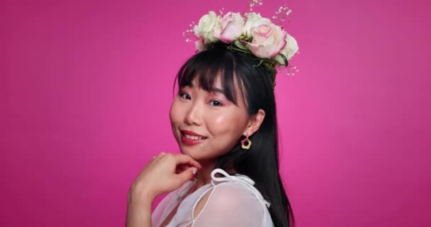 スキンケアのためのピンクの背景に日本の女性の花冠 美しさと顔 スタジオの自然化粧品のためのハッピーな人の贅沢なサロン 花の美学および肖像画 — ストック動画