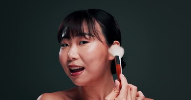 Cara Bem Estar Mulher Japonesa Com Pincel Maquiagem Cosméticos Fundo — Vídeo de Stock