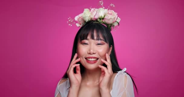 Fond Rose Beauté Visage Femme Heureuse Avec Couronne Fleurs Pour — Video