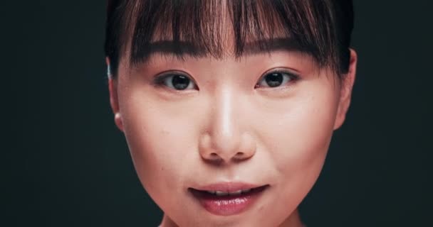 化粧品 ウェルネスまたは黒い背景の治療のためのスタジオでスキンケア アジアの女性 美しさ 肖像画 幸せな日本の女性モデル 輝く肌 満足または輝く結果のための笑顔 — ストック動画