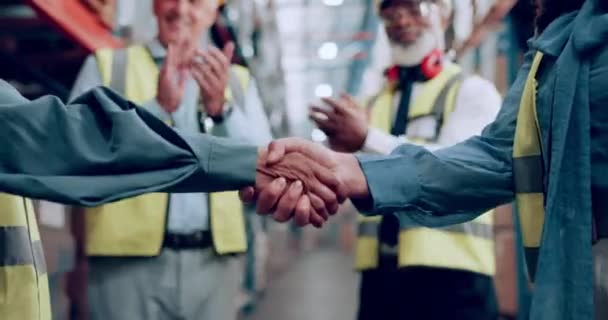 Händeschütteln Übereinkunft Und Team Mit Mitarbeitern Logistik Lager Und Vertriebspartnerschaft — Stockvideo