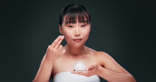 Huidverzorging Crème Product Gezicht Van Aziatische Vrouw Studio Met Collageen — Stockvideo