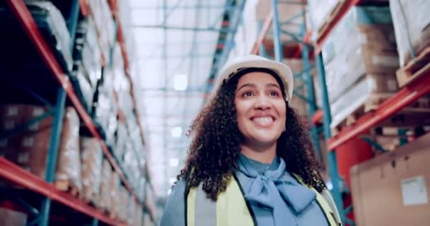 Mujer Sonrisa Almacén Para Logística Empresa Naviera Con Orgullo Feliz — Vídeos de Stock